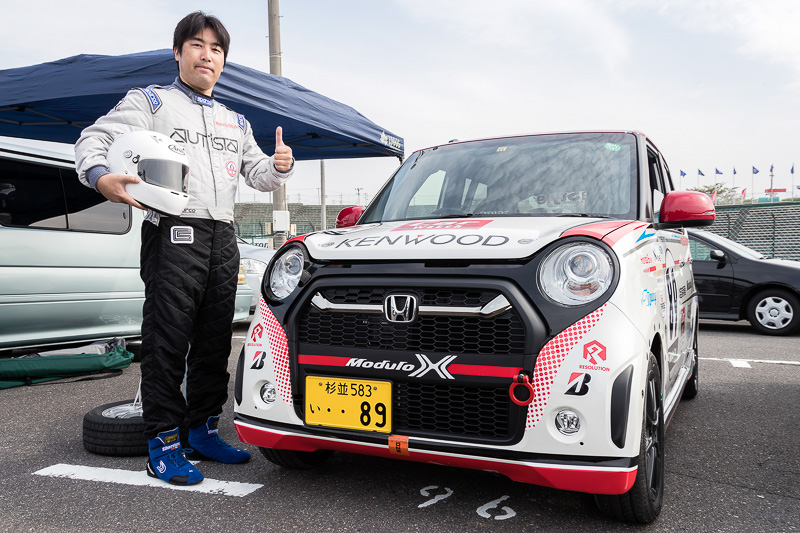 89号車 ケンウッドモデューロN-ONEのステアリングを握る自動車情報誌「Honda Style」の佐橋健太郎編集長