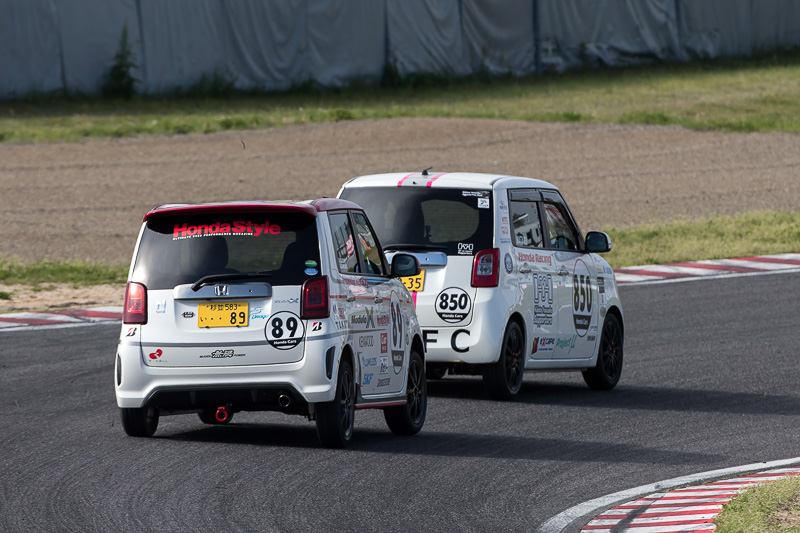 前のクルマを抜けない、無念……。