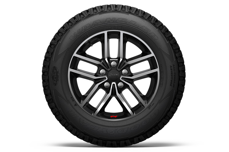 18インチのオールテレーンタイヤを標準装備