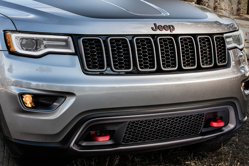 フロントグリルなどをナチュラルグレーに塗装