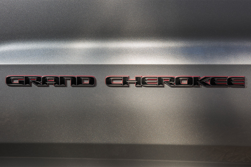 限定車の専用バッヂを装着し、車名バッヂなどにレッドのアクセントを与えている