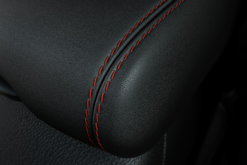 レザーシート（スエードインサート入り）やアームレストなどにレッドのステッチを施している