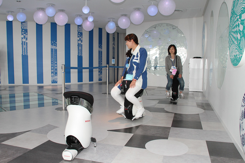 初めに前進や左右、旋回の仕方のレクチャーを受けます