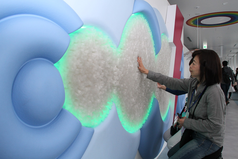 触り方で音が変わる「BABY CLOUD」は、光ファイバーに映像を映し出す技術を採用した直感型インタラクティブコンテンツ