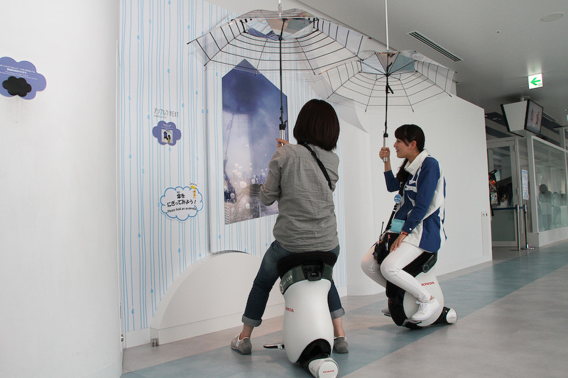 傘の上に雨粒や霰、ボールなどが落ちて当たる感覚が楽しめる「アソブレラNEXT」