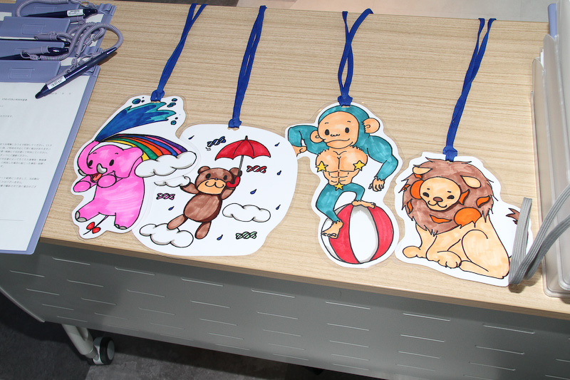 参加者はガイドさんに名前を呼ばれる代わりに、クマやゾウなど手書きのイラストが描かれたカードを選びます