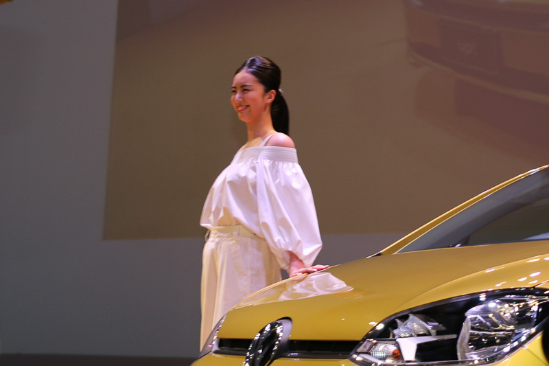 プチファッションショーでは4人のモデルたちが会場のup!のボディカラーと同じカラーイメージの洋服で登場