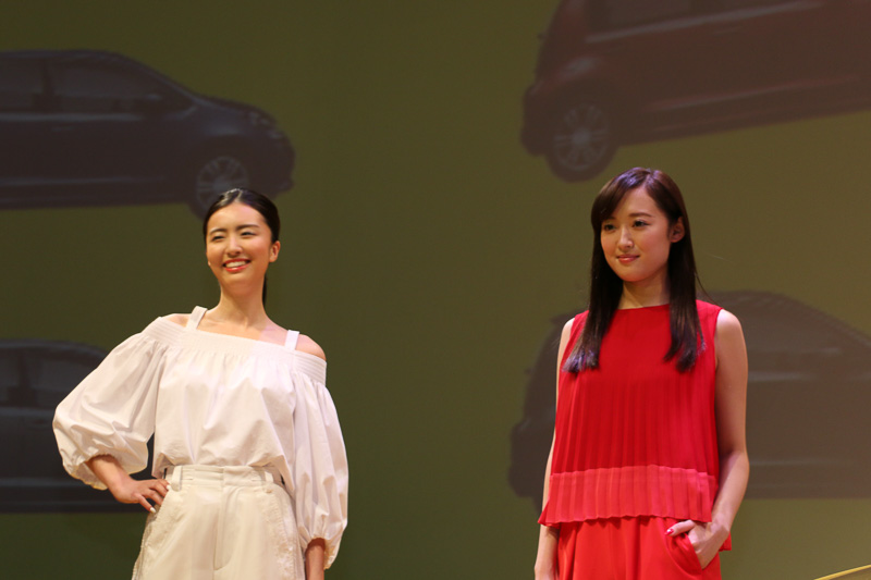 プチファッションショーでは4人のモデルたちが会場のup!のボディカラーと同じカラーイメージの洋服で登場