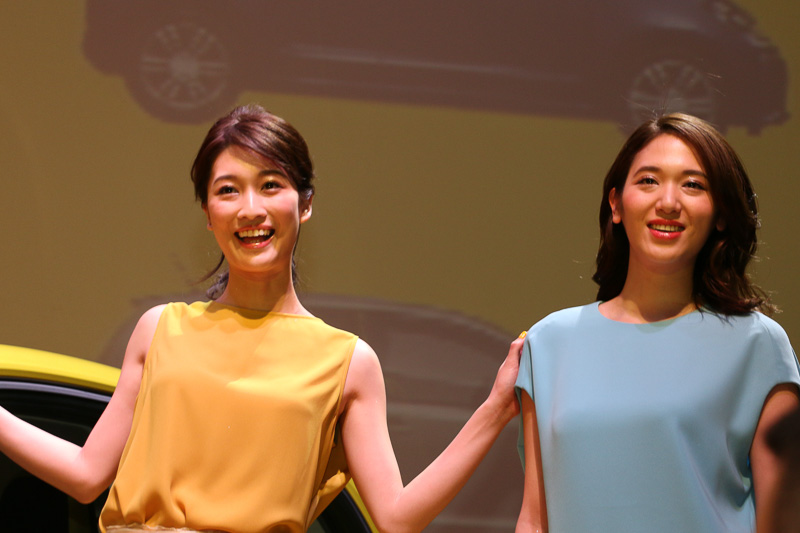 プチファッションショーでは4人のモデルたちが会場のup!のボディカラーと同じカラーイメージの洋服で登場