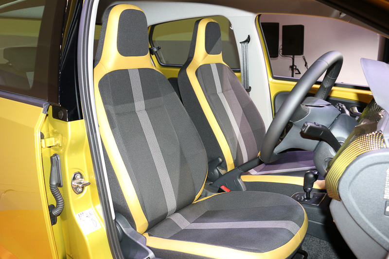 フロントシートのサイドに入る色はダッシュパッドの色によって異なる