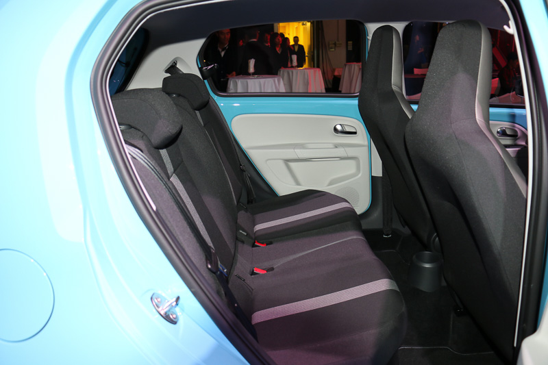 リアシートの足下スペース