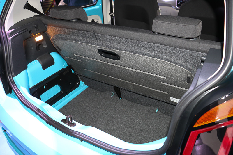 可動式のラゲッジボードを採用し、高さのあるものも積むことができる