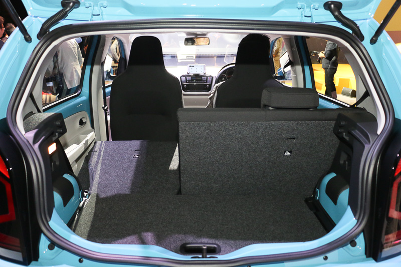 リアシートは6：4分割可倒式