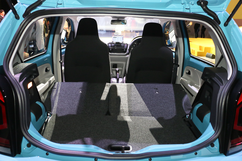 リアシートは6：4分割可倒式