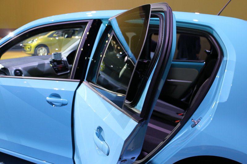 後席の窓は少しだけ開く仕様