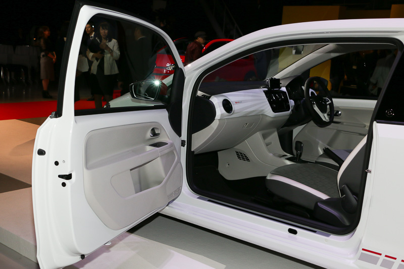 ドアの内側までボディ色が配色される