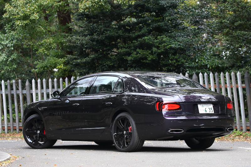 ベントレーの4ドアモデルとして初めて最高速325km/hに達したモデルとなる「フライングスパー W12 S」（2017年モデル）。ボディサイズは5315×1985×1490mm（全長×全幅×全高）、ホイールベース3065mm。車両重量は2540kg。価格は2665万円