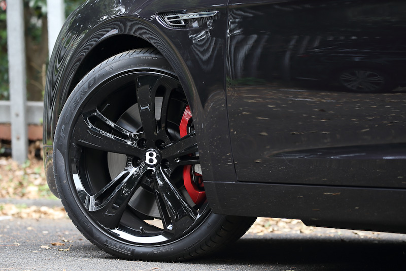 足下はオプション設定となるブラックの21インチダイレクショナルスポーツアロイホイールにピレリ「P ZERO」（275/35 ZR21）の組み合わせ