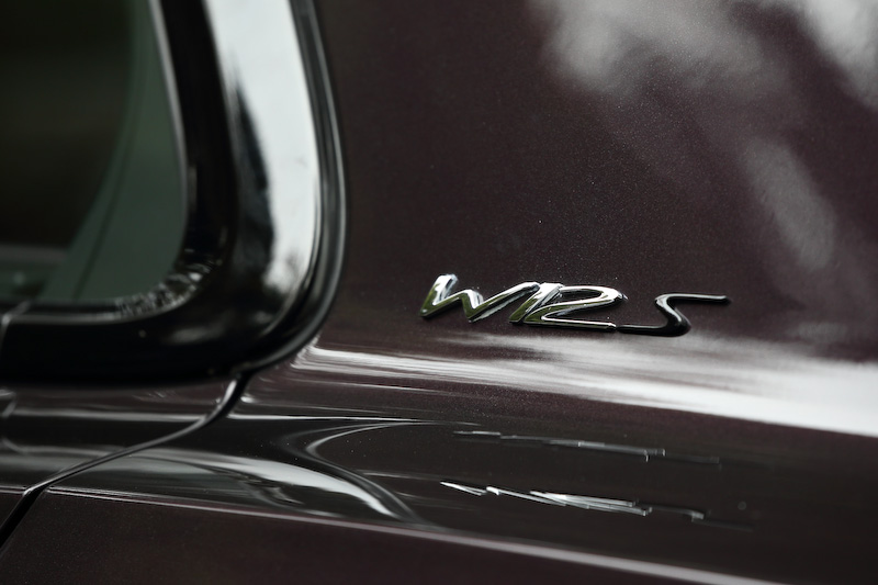 足下はオプション設定となるブラックの21インチダイレクショナルスポーツアロイホイールにピレリ「P ZERO」（275/35 ZR21）の組み合わせ