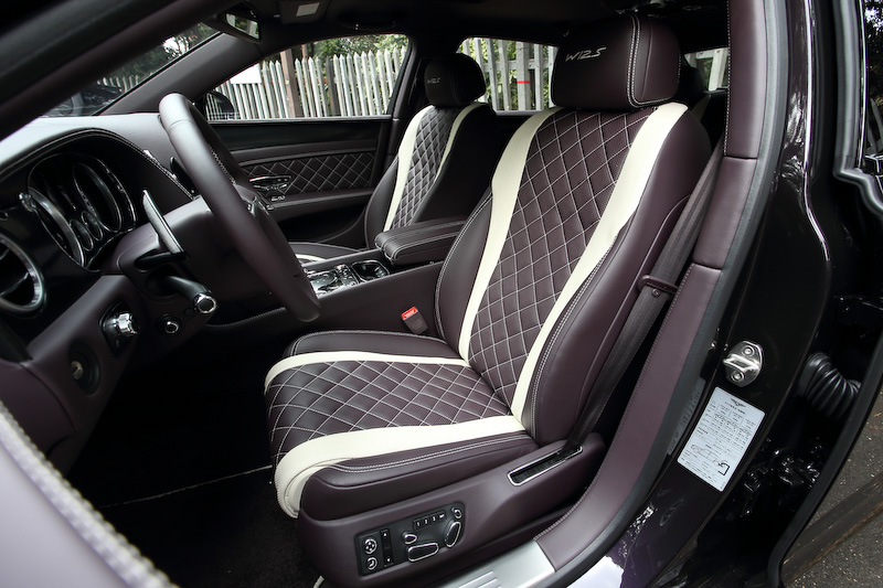 ボディカラーとコーディネートされたパープルカラーのインテリア。パネルまわりはピアノブラックを採用する