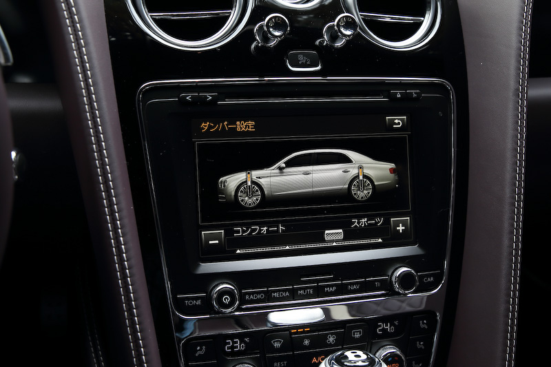 ボディカラーとコーディネートされたパープルカラーのインテリア。パネルまわりはピアノブラックを採用する