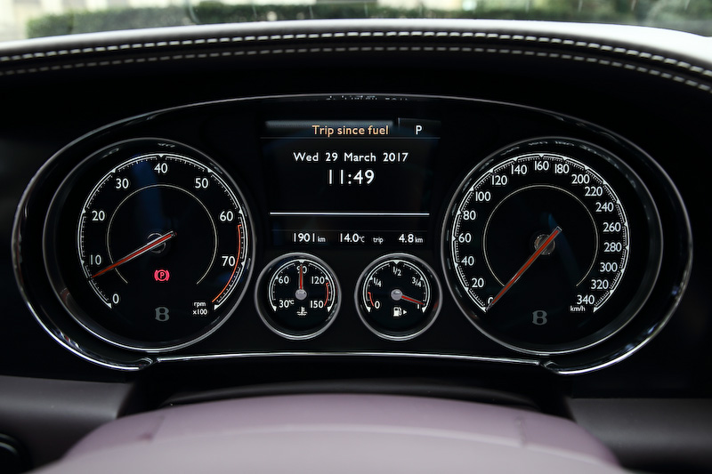 ボディカラーとコーディネートされたパープルカラーのインテリア。パネルまわりはピアノブラックを採用する