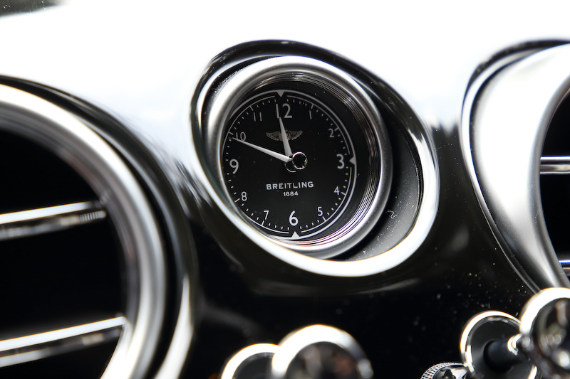 ボディカラーとコーディネートされたパープルカラーのインテリア。パネルまわりはピアノブラックを採用する