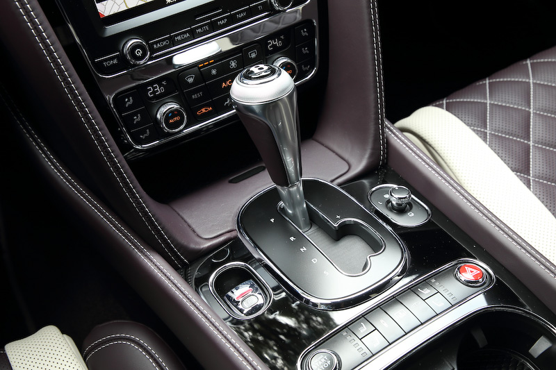 ボディカラーとコーディネートされたパープルカラーのインテリア。パネルまわりはピアノブラックを採用する