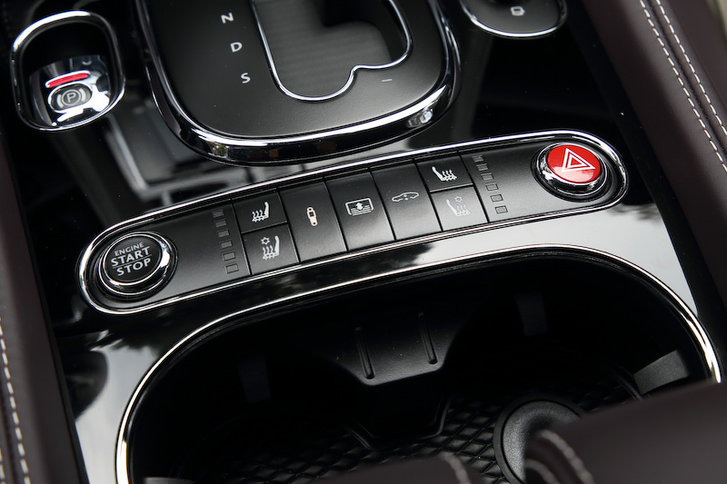 ボディカラーとコーディネートされたパープルカラーのインテリア。パネルまわりはピアノブラックを採用する