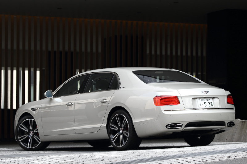 V型8気筒4.0リッターツインターボエンジンを搭載するホワイトサンドカラーの「フライングスパー V8 S」（2017年モデル）。ボディサイズはW12 Sと共通で、車両重量は10kg軽い2530kg。価格は2100万円