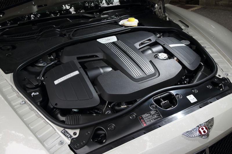 V8 Sに搭載されるV型8気筒4.0リッターツインターボエンジンは、最高出力388kW（528PS）/6000rpm、最大トルク680Nm/1700rpmを発生。0-100km/h加速は4.9秒、最高速は306km/h