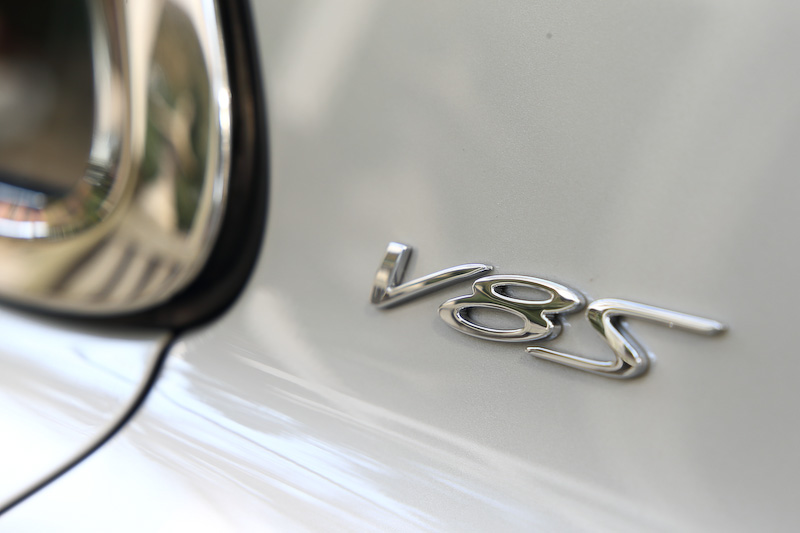 撮影車はオプションの21インチ マリナードライビングスペック ブラックホイールを装着。タイヤはW12 Sと同じくピレリ「P ZERO」（275/35 ZR21）を履く