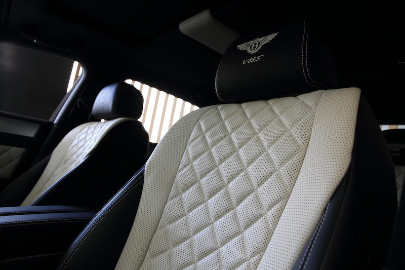 V8 Sのインテリア。パネルまわりはブライトアルミニウムとピアノブラックのコンビネーションになる。トランク容量はW12 Sと共通の475Lを確保する