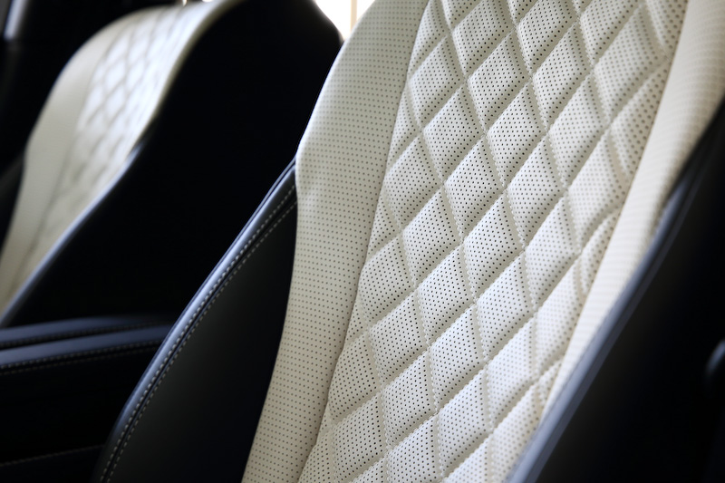 V8 Sのインテリア。パネルまわりはブライトアルミニウムとピアノブラックのコンビネーションになる。トランク容量はW12 Sと共通の475Lを確保する