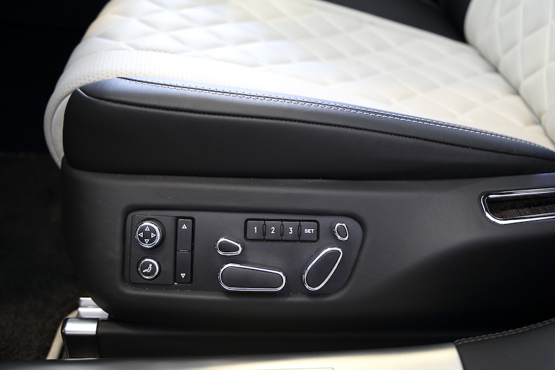 V8 Sのインテリア。パネルまわりはブライトアルミニウムとピアノブラックのコンビネーションになる。トランク容量はW12 Sと共通の475Lを確保する