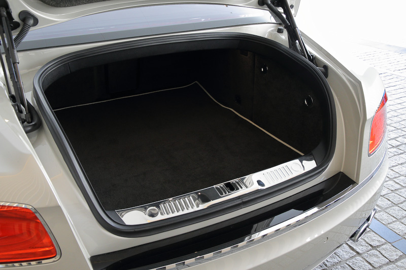 V8 Sのインテリア。パネルまわりはブライトアルミニウムとピアノブラックのコンビネーションになる。トランク容量はW12 Sと共通の475Lを確保する