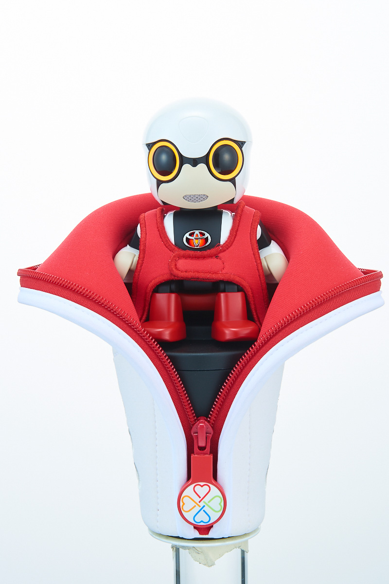 「チェア付キャリーケース」は写真の「ホワイト」のほかに3種類を用意。内側のチェア部分を取り外して単体で座らせることも可能