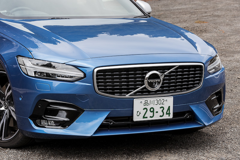 エクステリアでは、R-DESIGN専用装備としてシルクメタル・サイドウィンドウ・トリム、リアバンパースポイラー、ダイヤモンドカットとマットブラックのコンビネーションになる5ダブルスポーク（8.5J×20）のアルミホイール、マットシルバーのドアミラーカバー、グロスブラック・トリム（フロントバンパー）、フロントグリルを装着している