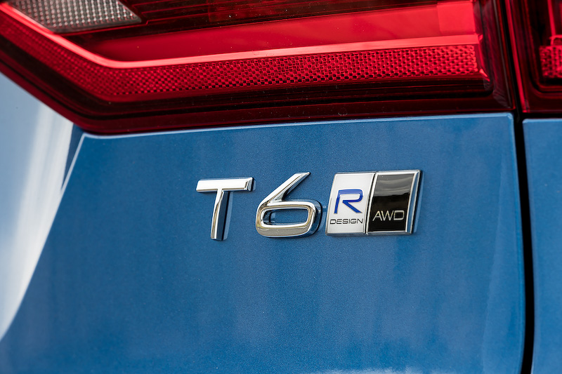 エクステリアでは、R-DESIGN専用装備としてシルクメタル・サイドウィンドウ・トリム、リアバンパースポイラー、ダイヤモンドカットとマットブラックのコンビネーションになる5ダブルスポーク（8.5J×20）のアルミホイール、マットシルバーのドアミラーカバー、グロスブラック・トリム（フロントバンパー）、フロントグリルを装着している