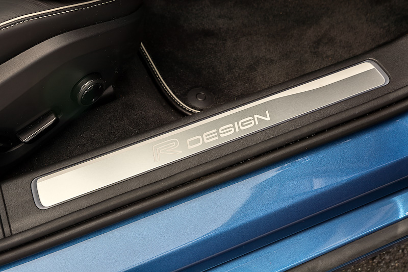 ブラックを基調にしたスポーティなインテリアでは、カーボンファイバー仕上げのデコラティブパネルが与えられるほか、専用のスポーツシート、パドルシフト付きステアリングホイールなどを装着。パーフォレーテッドレザーを用いたキーケース、アルミニウム・スポーツペダルなども専用品