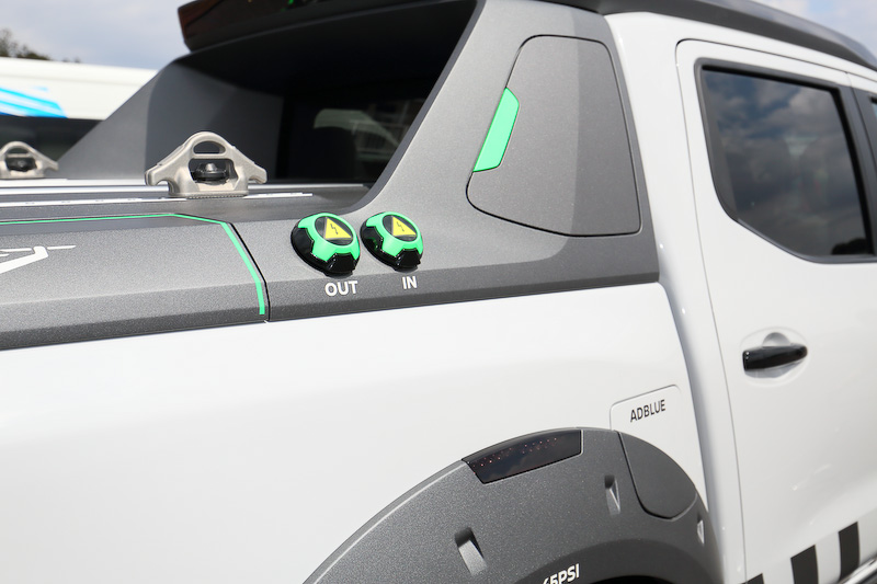 荷台スペースのトレイにはレスキュー時に用いるロープや斧といった工具が入れられるほか、荷台の横にはドローンを収納できるスペース（ドローンの絵が書かれている）も。エンジンは190PSを発する2.3リッターツインターボディーゼルで、車高は専用サスペンションにより50mm引き上げられ、悪路走破性を高めている