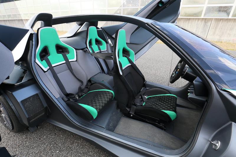 ブレードグライダーのインテリア。運転席後方左右に後席をレイアウトした3シーター仕様になっている