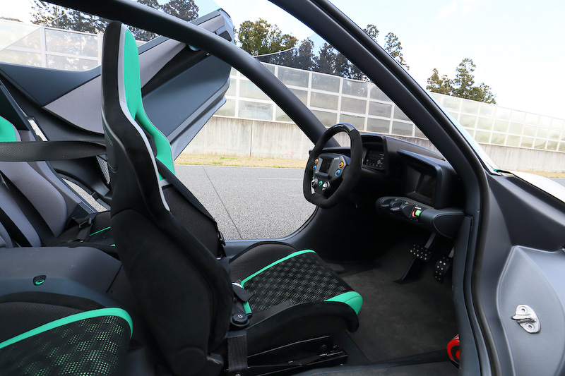 ブレードグライダーのインテリア。運転席後方左右に後席をレイアウトした3シーター仕様になっている