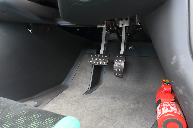 ブレードグライダーのインテリア。運転席後方左右に後席をレイアウトした3シーター仕様になっている