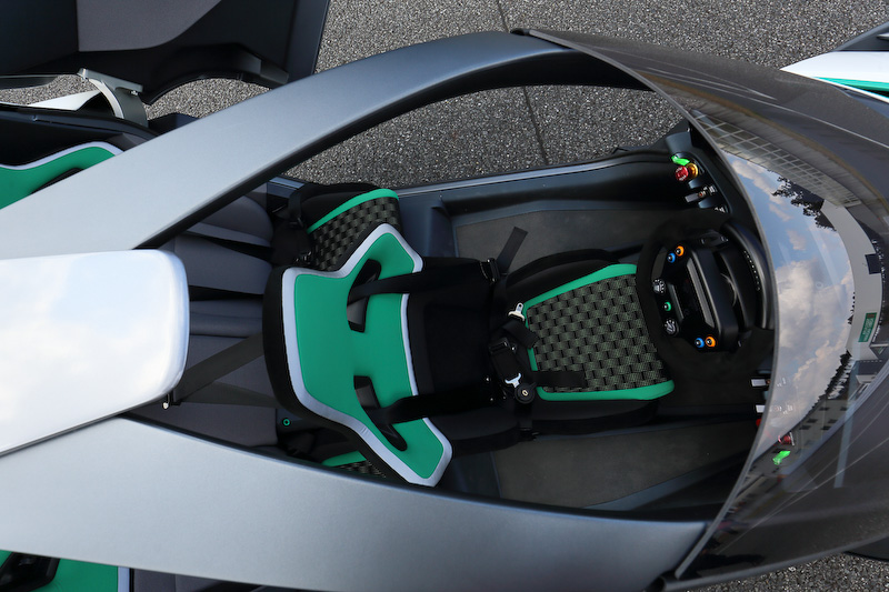 ブレードグライダーのインテリア。運転席後方左右に後席をレイアウトした3シーター仕様になっている