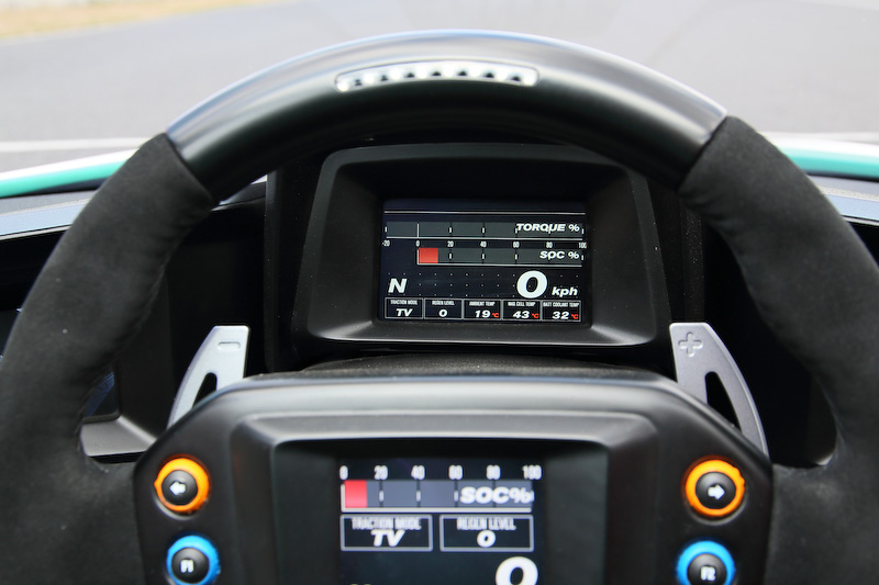 ブレードグライダーのインテリア。運転席後方左右に後席をレイアウトした3シーター仕様になっている