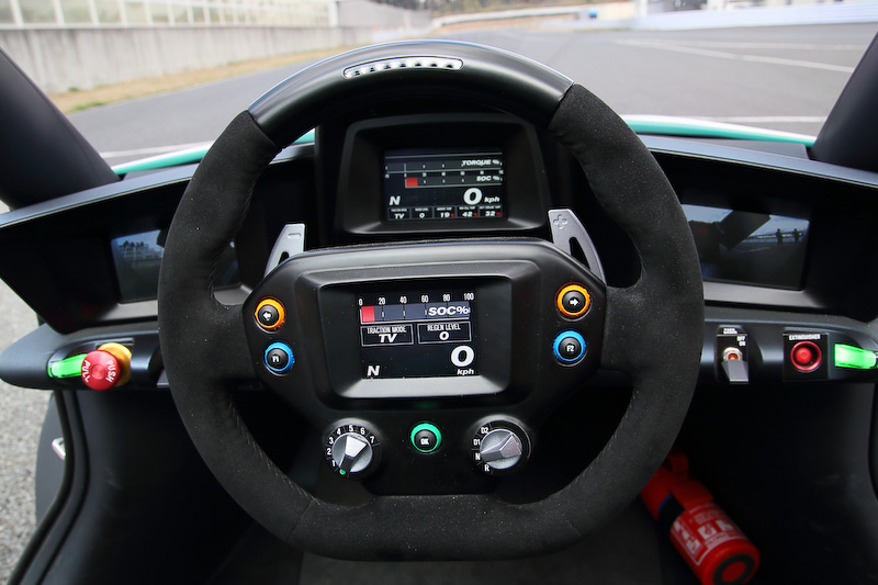 ブレードグライダーのインテリア。運転席後方左右に後席をレイアウトした3シーター仕様になっている