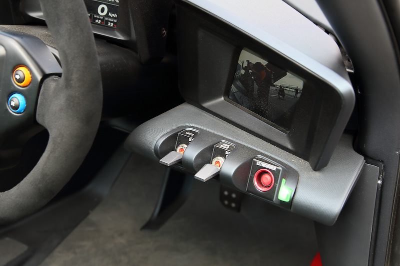 ブレードグライダーのインテリア。運転席後方左右に後席をレイアウトした3シーター仕様になっている