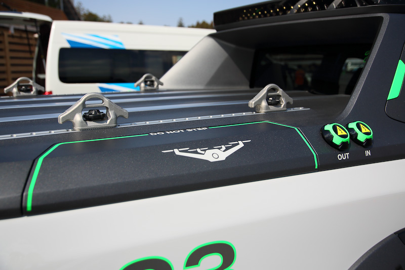 荷台スペースのトレイにはレスキュー時に用いるロープや斧といった工具が入れられるほか、荷台の横にはドローンを収納できるスペース（ドローンの絵が書かれている）も。エンジンは190PSを発する2.3リッターツインターボディーゼルで、車高は専用サスペンションにより50mm引き上げられ、悪路走破性を高めている