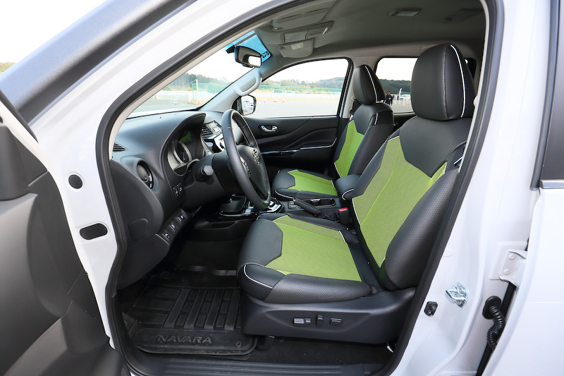 荷台スペースのトレイにはレスキュー時に用いるロープや斧といった工具が入れられるほか、荷台の横にはドローンを収納できるスペース（ドローンの絵が書かれている）も。エンジンは190PSを発する2.3リッターツインターボディーゼルで、車高は専用サスペンションにより50mm引き上げられ、悪路走破性を高めている